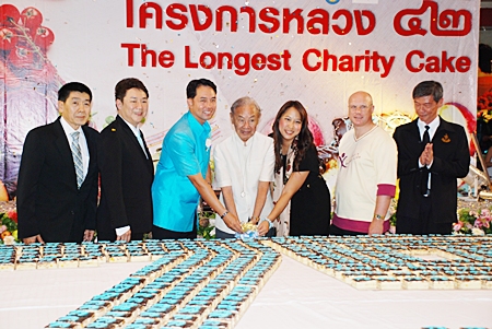 HSH Prince Bhisatej Rajani, President of the Royal Project Foundation and Itthiphol Kunplome, Mayor of Pattaya City, were guests of honor at the launch of the Annual Charity Peach Chocolate Cake Festival at the Central Festival Center organized with the cooperation of the Royal Project Foundation and the Royal Project 42: Fresh from the Top of the Mountain recently. Joining them were David Cumming (2nd right), GM of the Amari Orchid Pattaya, and Supichaya Suracupt (3rd right), Director of Social Affairs & Publicity of Central Pattana Public Co., Ltd. This year a 79 meter cake was baked in honor of Her Majesty the Queen’s 79th birthday. Slices of the cake were sold at different lengths, the proceeds of which were donated to the ‘Baht for A Better Life Foundation’ which supports underprivileged children, and a number of local school projects in Pattaya City in order to assist in the development of education within the local area.